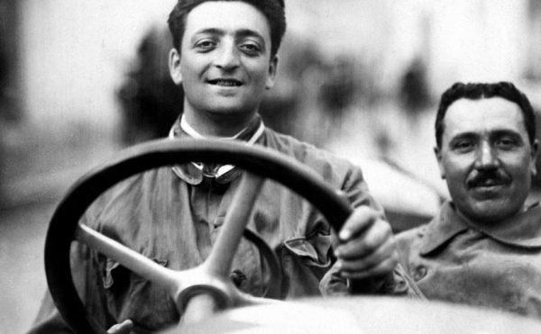 Ο Εντσο, το 1920, μέσα σε μια Alfa Romeo (designmuseum.org)