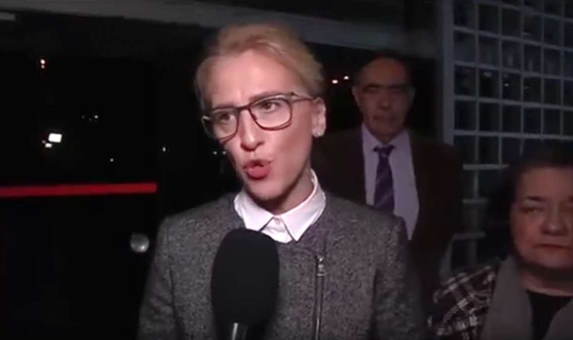 Το «ράσο» της Ρένας Δούρου