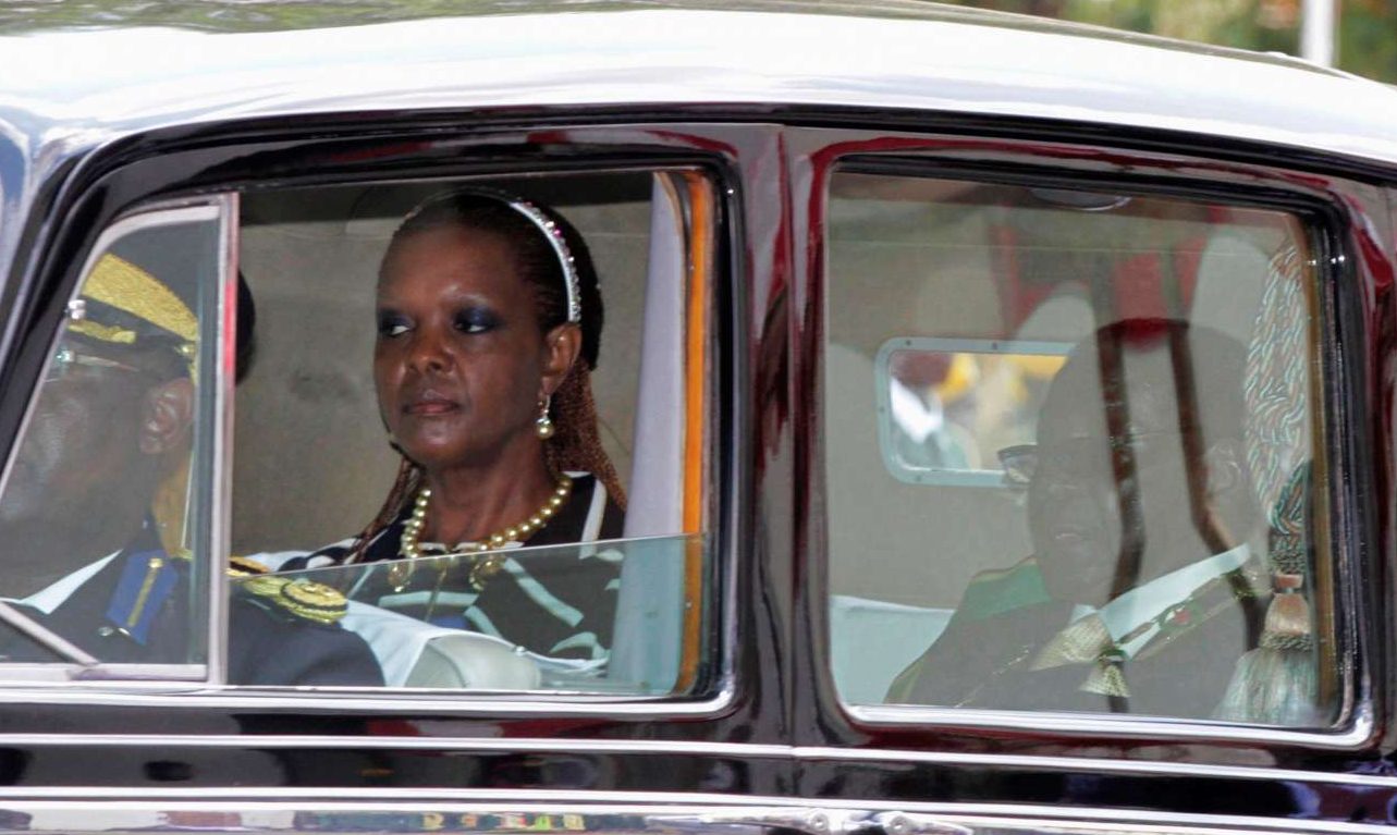 Γκρέις Μουγκάμπε, η αδίστακτη δακτυλογράφος με τις Ρολς Ρόις και τα ψεύτικα πτυχία