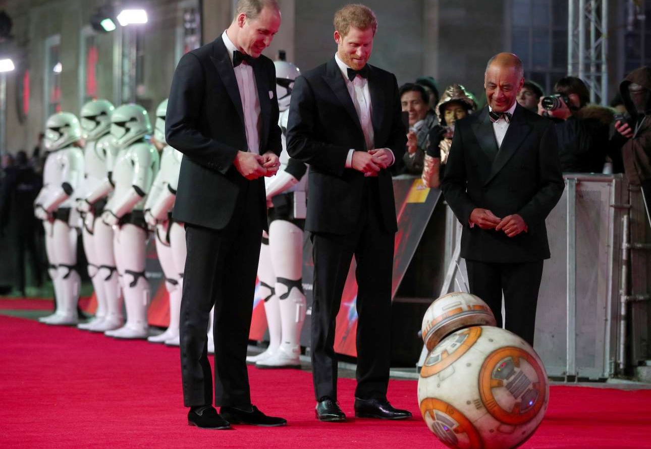 Ο BB-8 υποδέχθηκε τους Γουίλιαμ και Χάρι στην πρεμιέρα του «Last Jedi»
