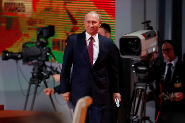 Ο Πούτιν προσέρχεται για τη συνέντευξη Τύπου (REUTERS/Maxim Shemetov)