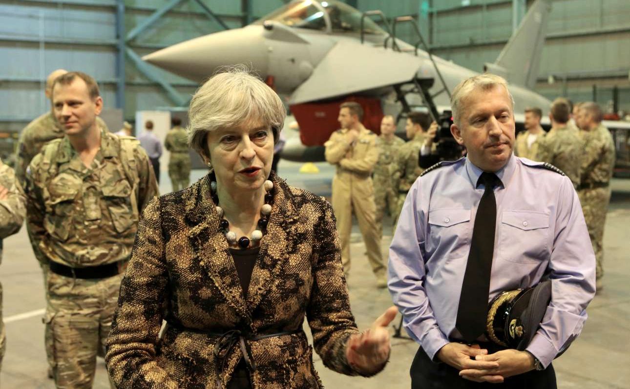 Θηλυκό Τζέιμς Μποντ θέλει (και) η Τερέζα Μέι