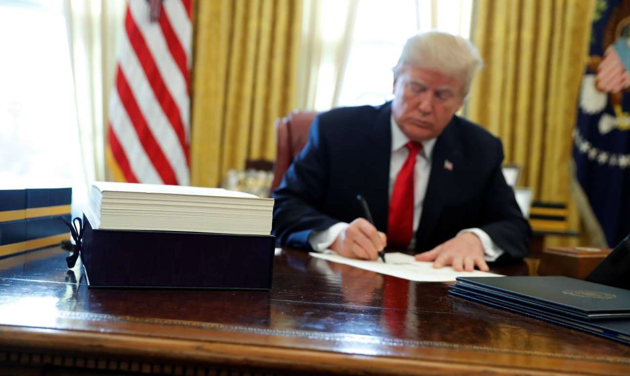 Ο Τραμπ επικύρωσε τον νόμο για τη φορολογική μεταρρύθμιση