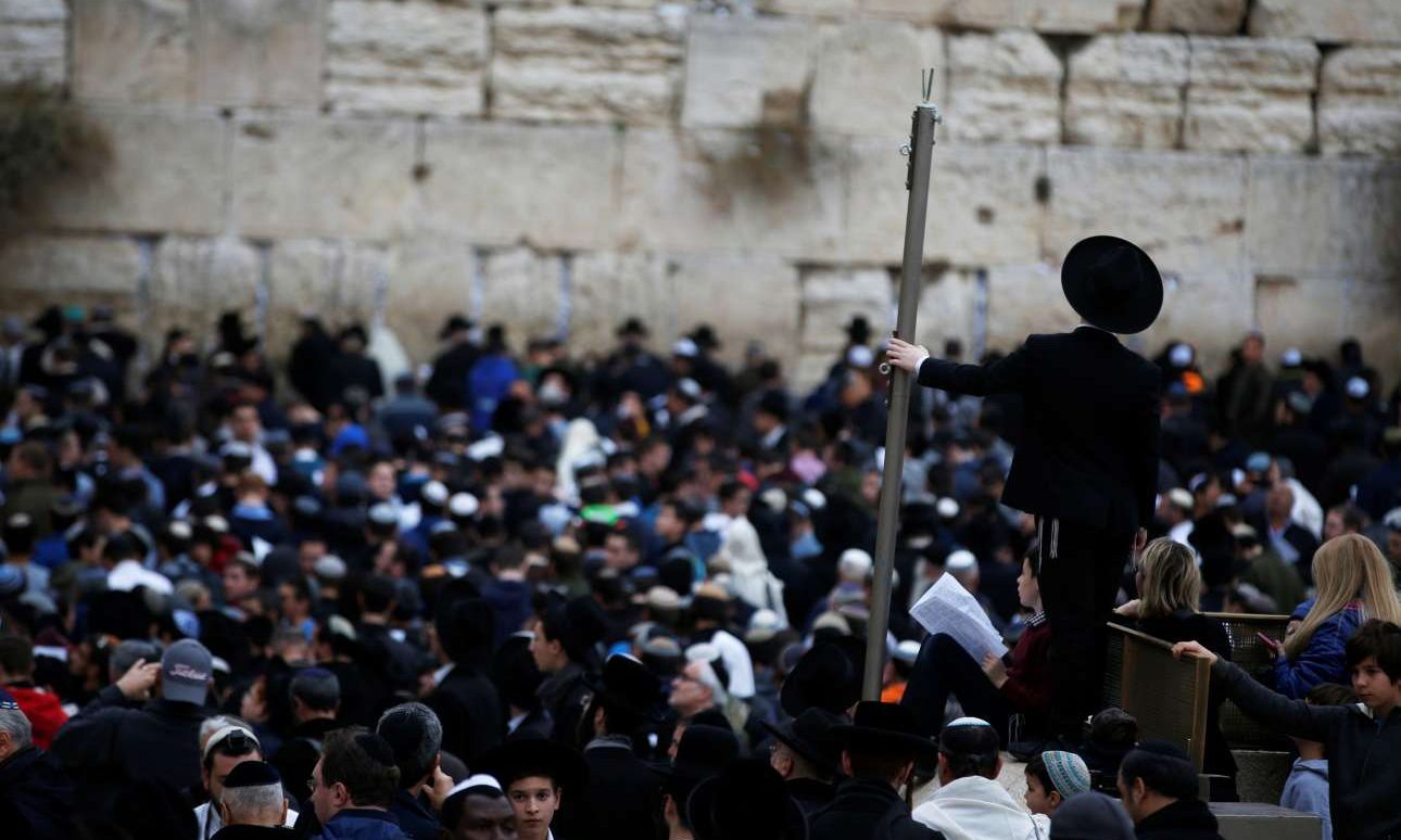 Ισραήλ: Εκατοντάδες πιστοί προσεύχονται στο Τείχος των Δακρύων να… βρέξει