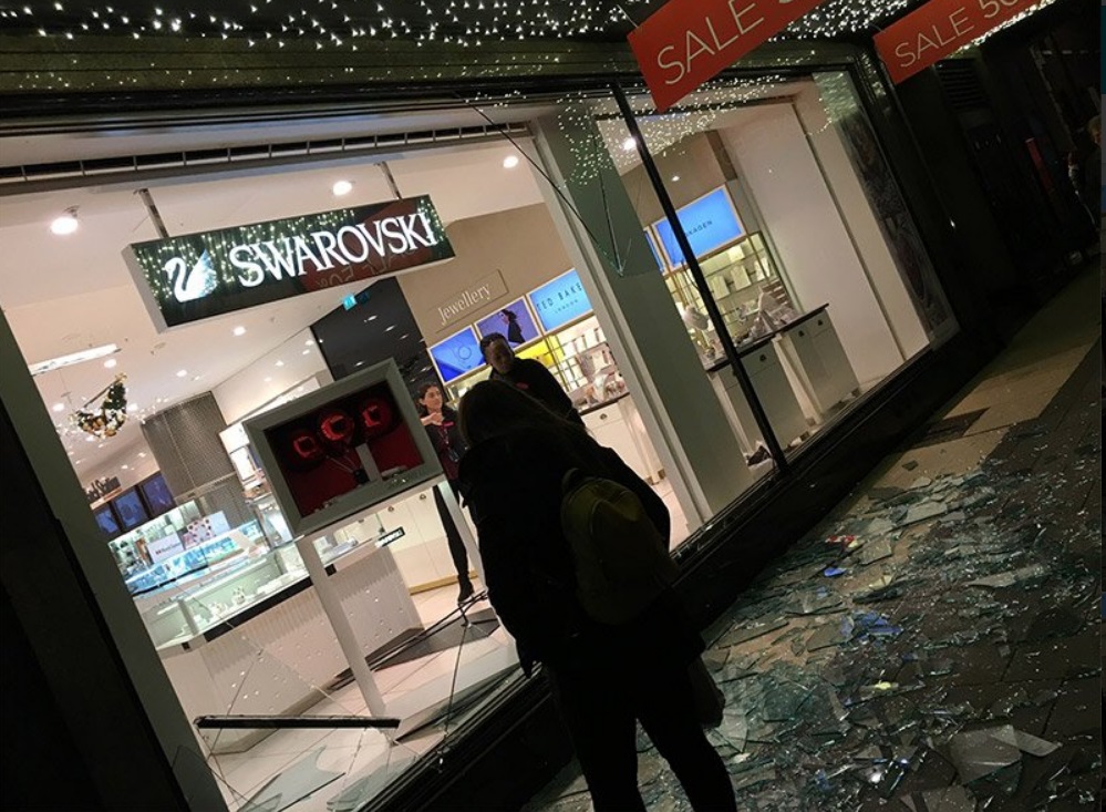 Μία κλοπή και μία σπασμένη βιτρίνα προκάλεσαν πανικό στην Oxford Street