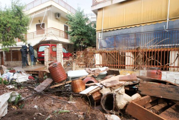 Οι καταστροφές στη Μάνδρα αποδίδονται πρωτίστως στην απουσία αντιπλημμυρικών έργων