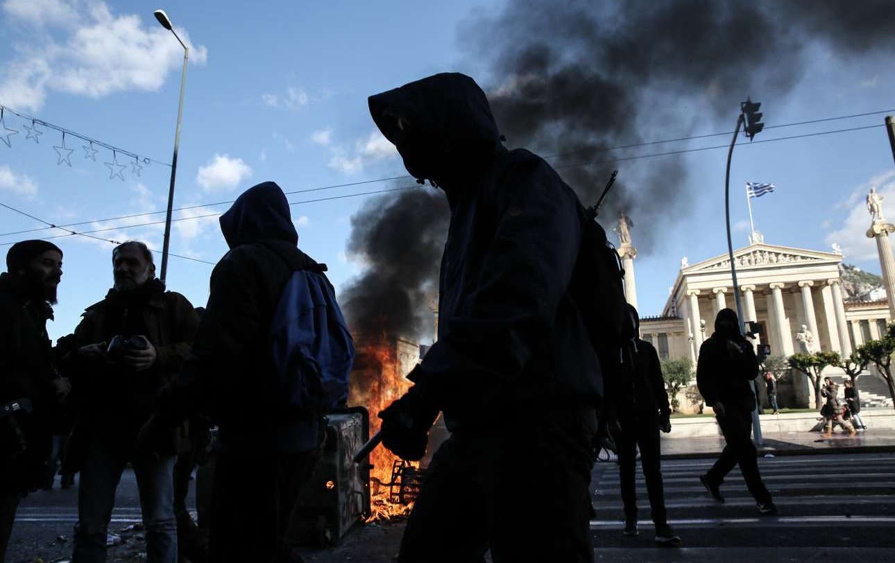 Πετροπόλεμος και μολότοφ στη μαθητική πορεία για τον Γρηγορόπουλο [εικόνες & βίντεο]