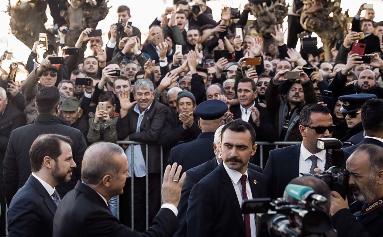 Ο Ερντογάν στο τζαμί Κιρμαχαλέ – «Ηγέτη μας, ηγέτη μας» φώναζαν κατά την υποδοχή