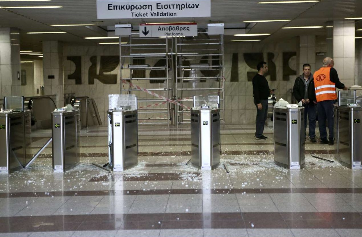 Θρύψαλα τα ακυρωτικά μηχανήματα στον σταθμό «Πανεπιστήμιο» από κουκουλοφόρους