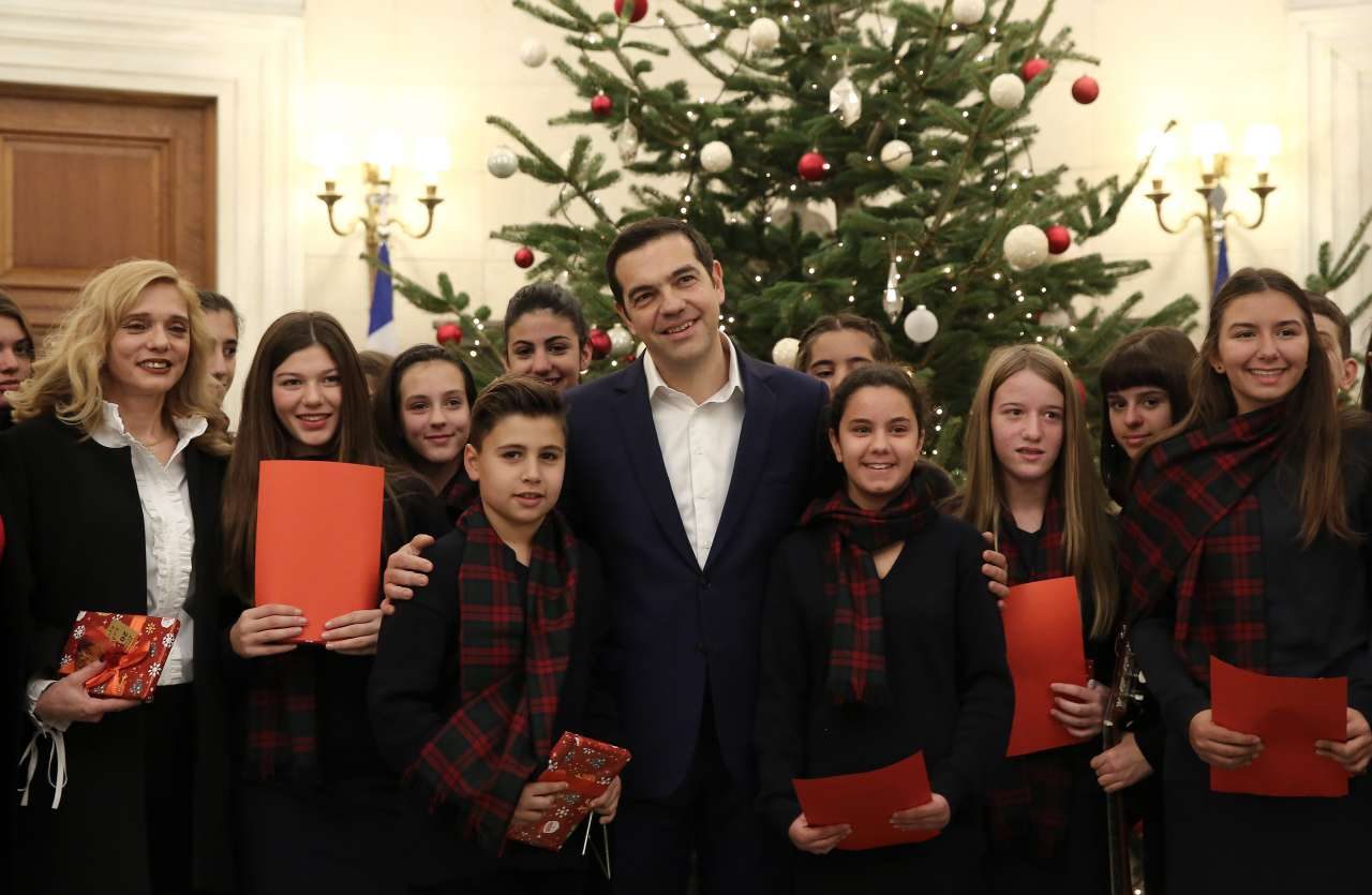 Μαθητές έψαλαν τα κάλαντα της Χίου στον Τσίπρα – Εκείνος ζήτησε «τα παραδοσιακά»
