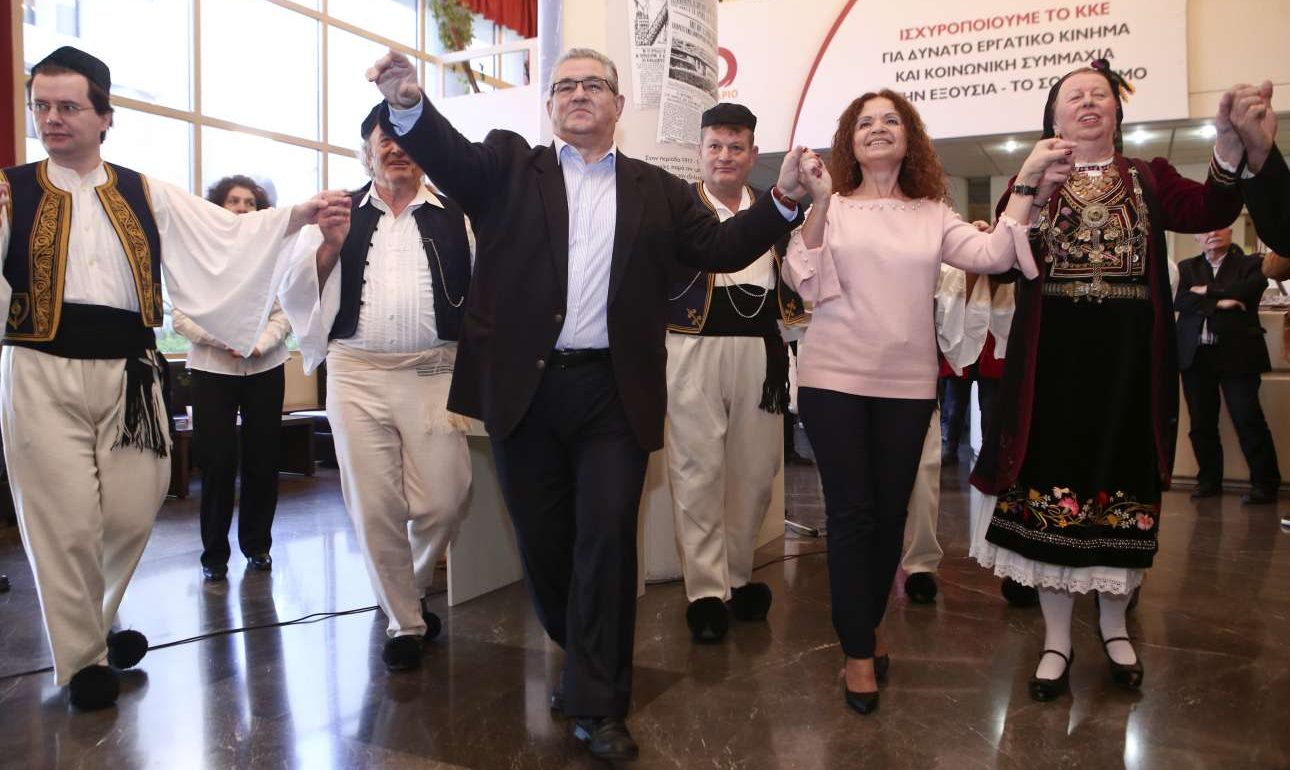 Ο Δημήτρης Κουτσούμπας έσυρε τον χορό με ηπειρώτικα κάλαντα