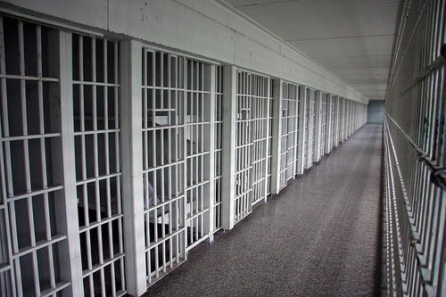 Στη φυλακή όσοι εμποδίζουν πλειστηριασμούς