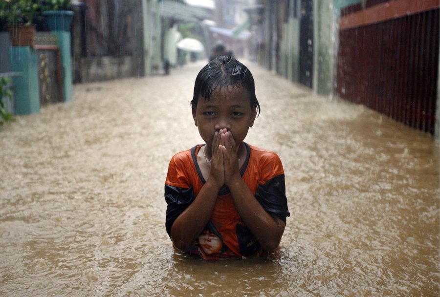 Η Τζακάρτα (κυριολεκτικά) βουλιάζει από την αδιαφορία των κατοίκων της