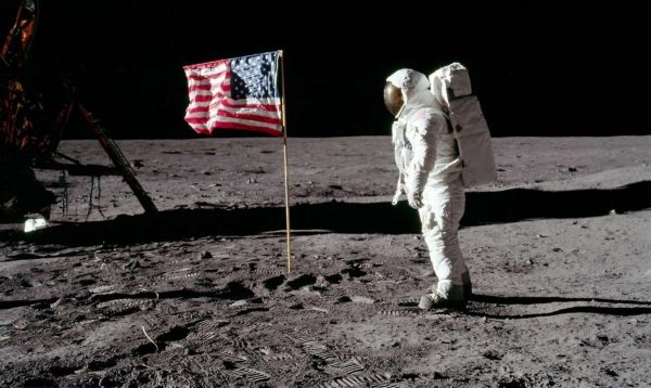 Περπατώντας στο φεγγάρι. Ο Μπαζ Ολντριν σε μία από τις πρώτες φωτογραφίες που τράβηξε ο Αρμστρονγκ κατά την αποστολή του «Απόλλων 11»