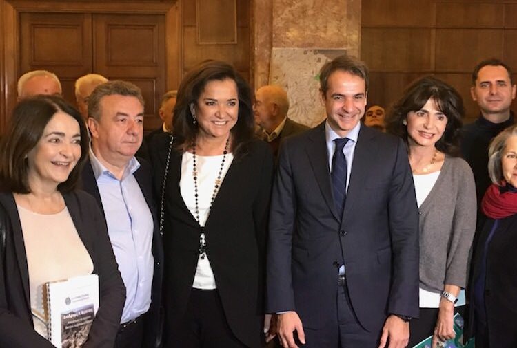 Χαμόγελα Ντόρας – Κυριάκου στην πρώτη συνάντηση μετά το «εμπάργκο»