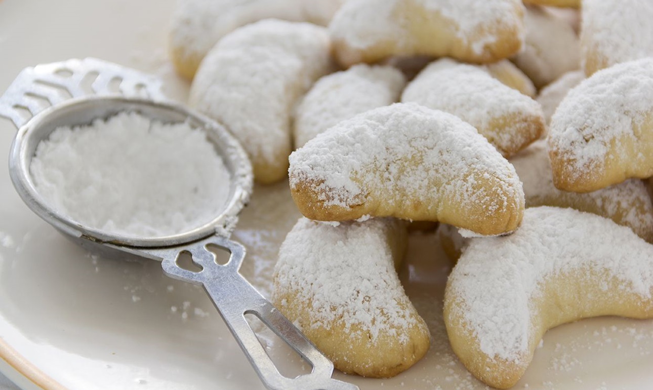 Κουραμπιέδες λαδένιοι και λαμπιόνια μαργαρίτες