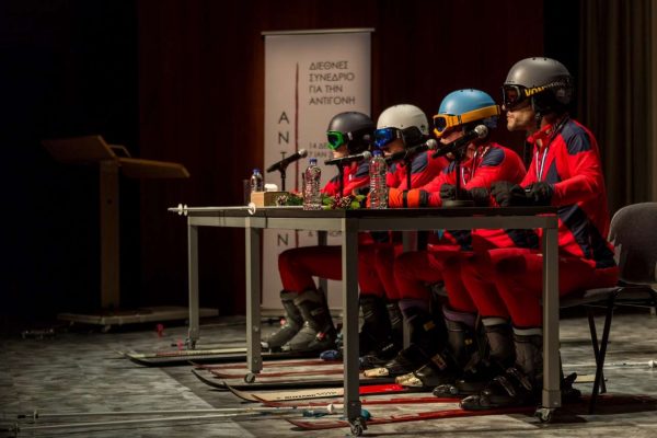 Τέσσερις πρωταθλητές σκι δίνουν μια διάλεξη στη Στέγη για την «Αντιγόνη» του Σοφοκλή (φωτό: Σταύρος Χαμπάκης)