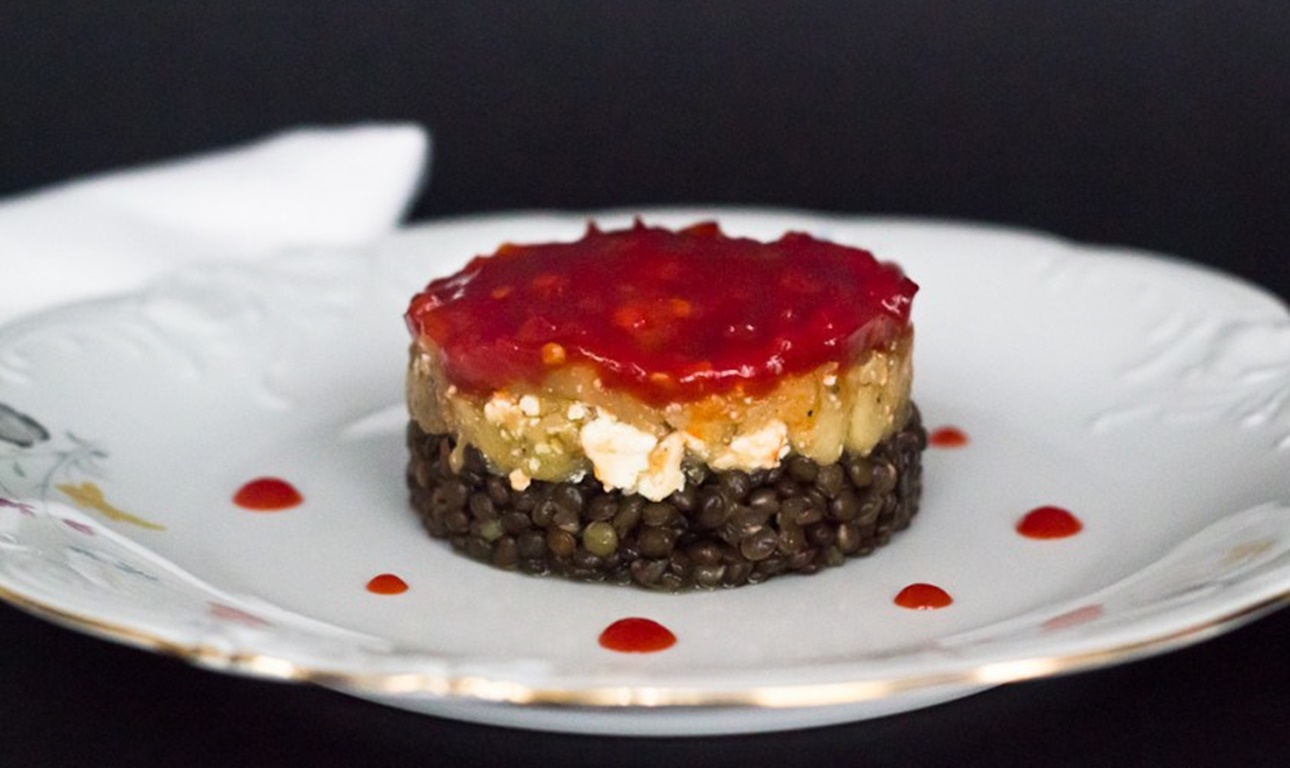 Μαύρες φακές με καπνιστή μελιτζάνα και μαρμελάδα τσίλι