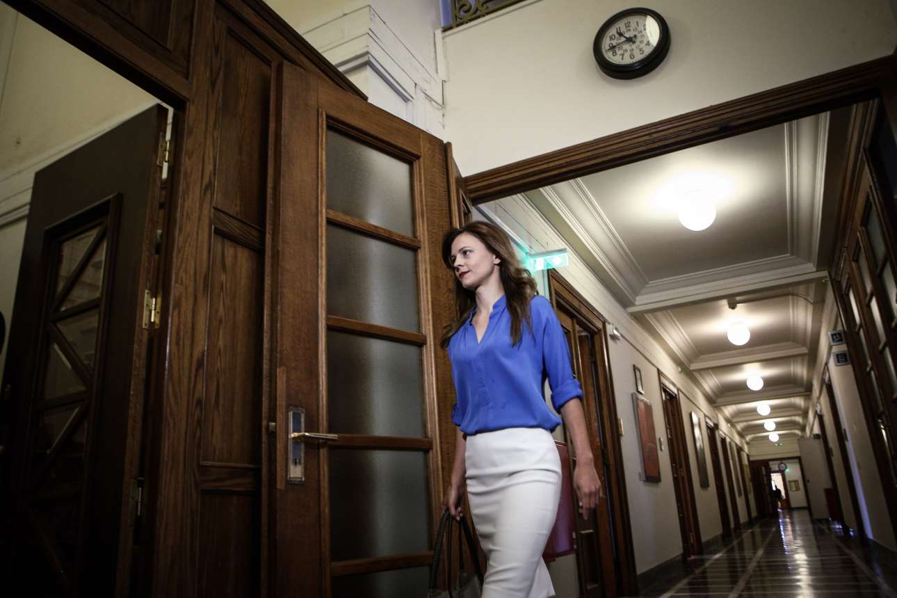 Οι μισθοί μειώνονται αλλά η Αχτσιόγλου υπόσχεται αύξησή τους…