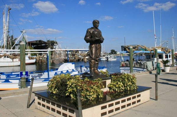 Αγαλμα στο Λιμάνι του Τάρπον Σπρινγκς, προς τιμήν των ελλήνων σφουγγαράδων (spongeorama.com)