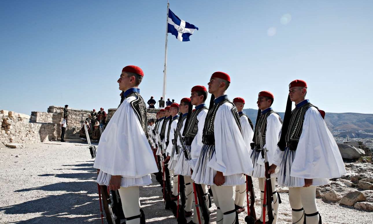 Ευρωβαρόμετρο: Οι Eλληνες υποστηρίζουν το Eυρώ αλλά δεν αισθάνονται Ευρωπαίοι