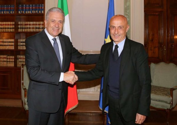 O ιταλός υπουργός με τον Δημήτρη Αβραμόπουλο, Επίτροπο για θέματα Μετανάστευσης και Εσωτερικών Υποθέσεων (Ministero dell'Interno)