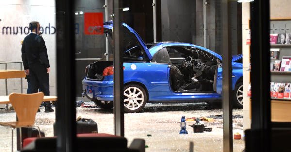 Βερολίνο: Οδηγός έβαλε φωτιά στο αυτοκίνητό του και εισέβαλε στα γραφεία του SPD