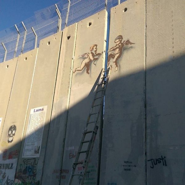 Τα αγγελάκια του καλλιτέχνη προσπαθούν να ανοίξουν πέρασμα μεταξύ Ισραηλινών και Παλαιστινίων