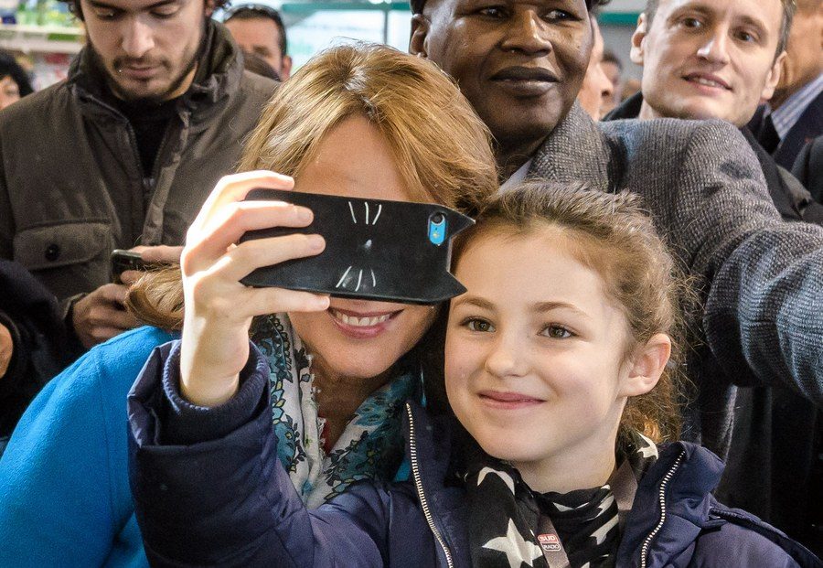 Οι μέτοχοι της Apple ανησυχούν: Κερδοσκοπούμε εθίζοντας τους νέους στα smartphones