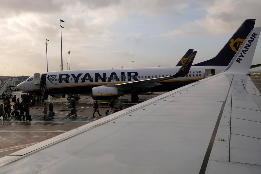 «Βαρέθηκα, θα φύγω μόνος»: επιβάτης της Ryanair κουράστηκε και βγήκε… από την έξοδο κινδύνου
