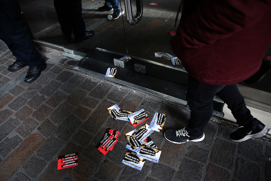 Εφοδος του Ρουβίκωνα στο υπ. Οικονομικών – Εφτασαν στο γραφείο του Τσακαλώτου!