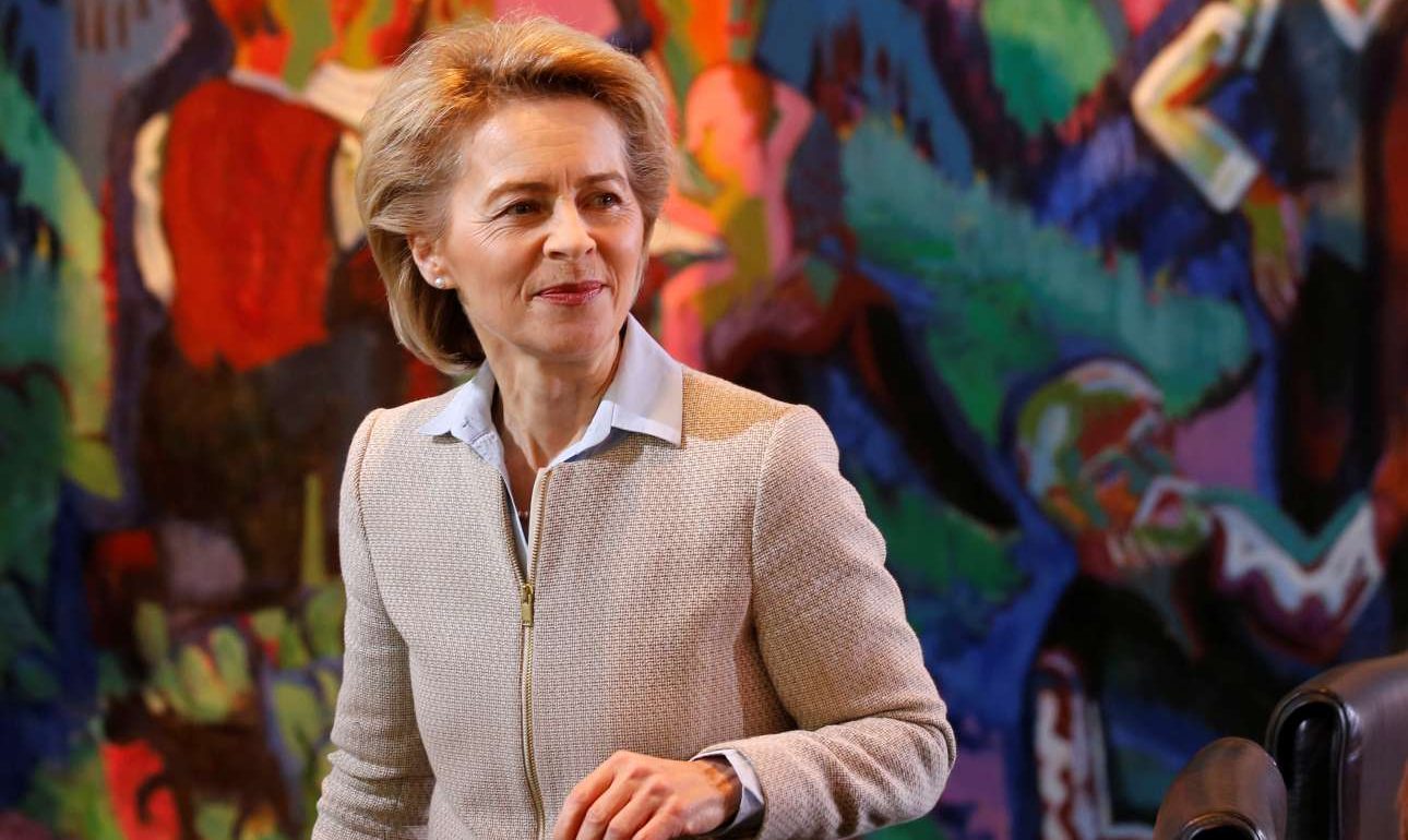 Η Ούρσουλα φον ντερ Λάιεν θέλει το «δαχτυλίδι» της Μέρκελ