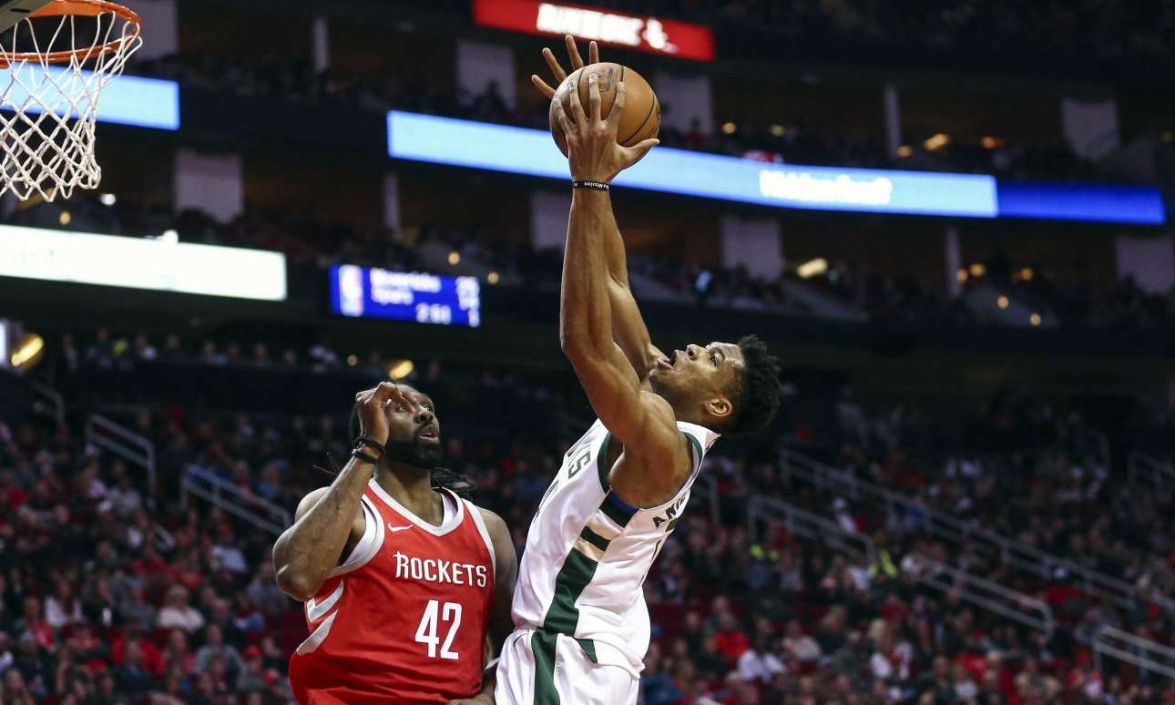 Η ΚΑΕ Ελαφιακός του… Μιλγουόκι και ο Giannis σάς εύχoνται καλή χρονιά!