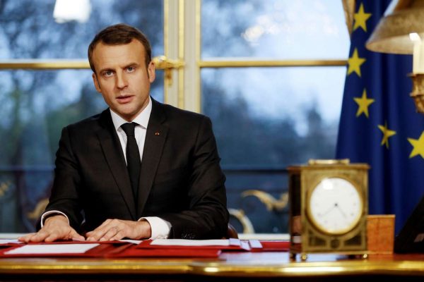 Ο γάλλος πρόεδρος κατά το πρωτοχρονιάτικο μήνυμά του (REUTERS/Etienne Laurent/Pool)