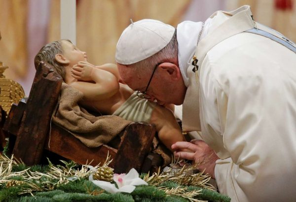 Ο Πάπας ασπάζεται ομοίωμα του Ιησού (REUTERS/Max Rossi)