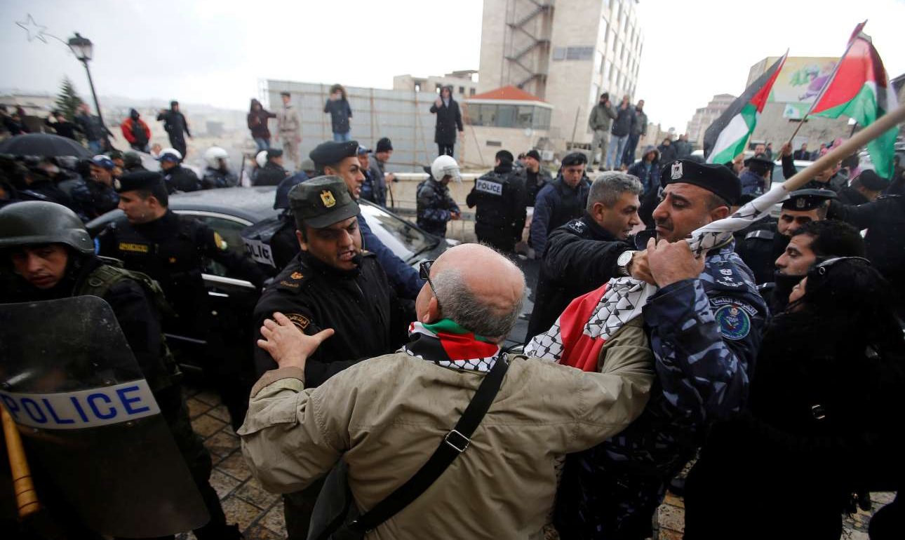 Παλαιστίνιοι διαδηλωτές επιτέθηκαν με πέτρες στο αυτοκίνητο του Πατριάρχη Θεόφιλου