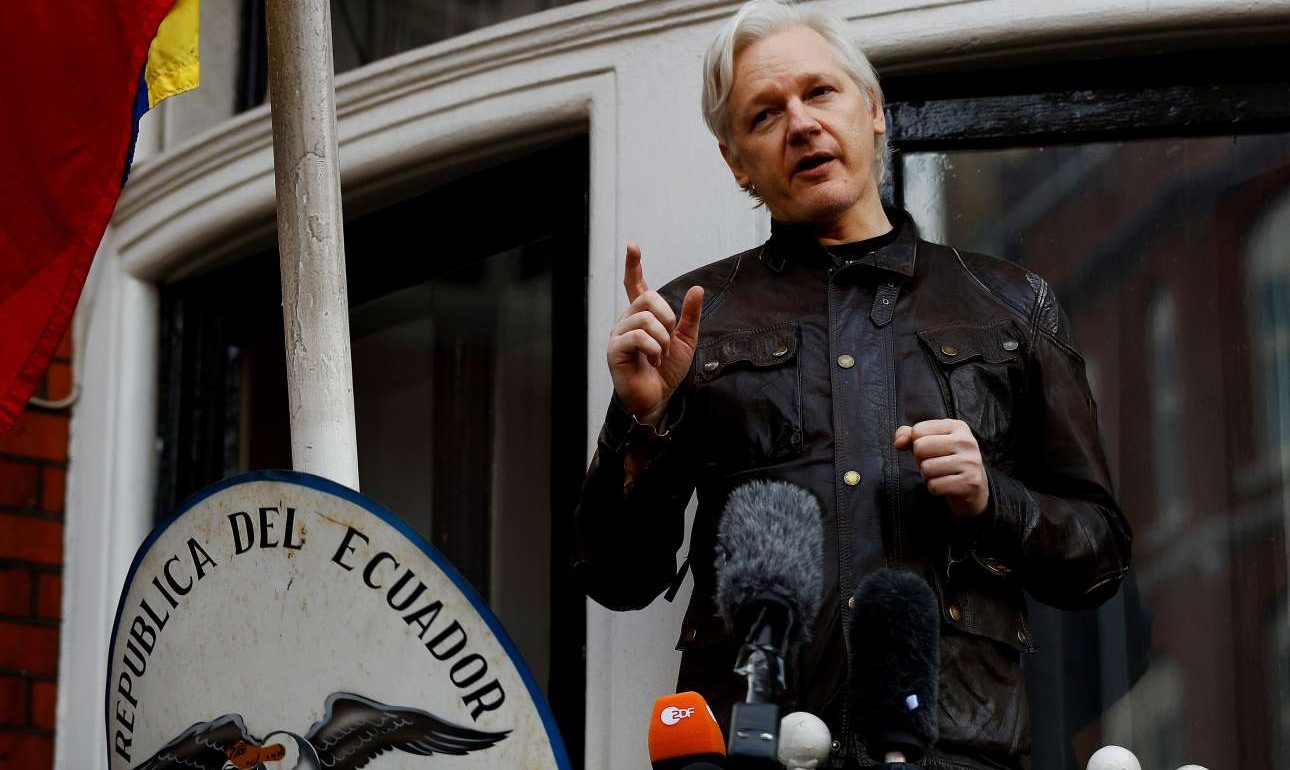 Απόσυρση του εντάλματος σύλληψής του ζητά ο Ασάνζ