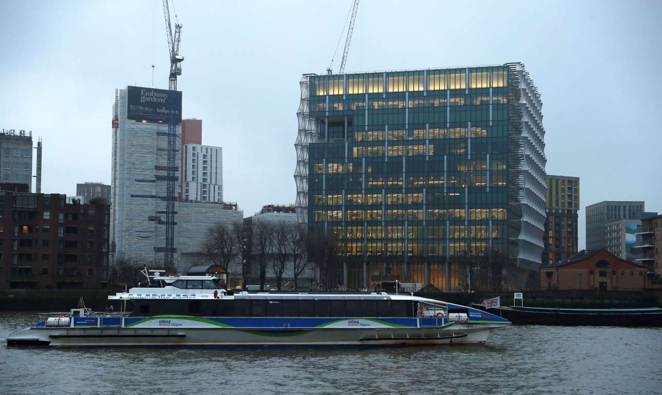 Γιατί ο Τραμπ δεν θα εγκαινιάσει την αμερικανική πρεσβεία στο Λονδίνο