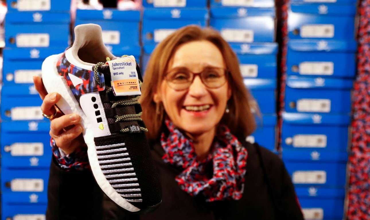 Βερολίνο: Στην ουρά για ένα παπούτσι που σε βάζει δωρεάν στα Μέσα Μεταφοράς