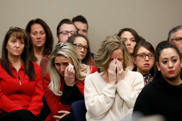 Θύματα του γιατρού ξεσπούν σε λυγμούς κατά την ανακοίνωση της καταδικαστικής απόφασης (REUTERS/Brendan McDermid)