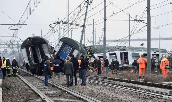 2018-01-25T080634Z_493366402_RC1A6FA7A6C0_RTRMADP_3_ITALY-ACCIDENT-TRAIN