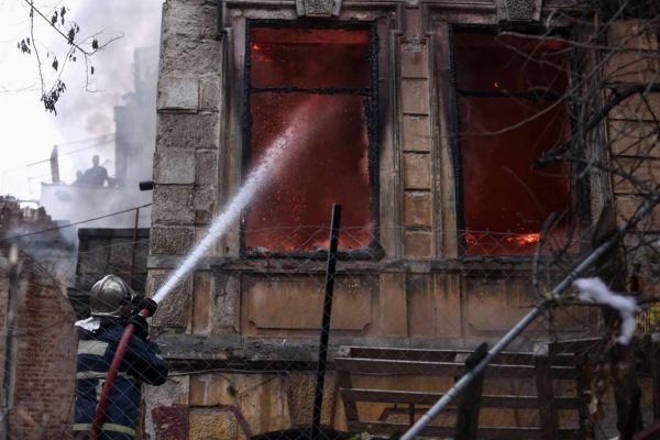 Ανδρας της Πυροσβεστικής προσπαθεί να κατασβέσει την πυρκαγιά (Konstantinos Tsakalidis / SOOC)
