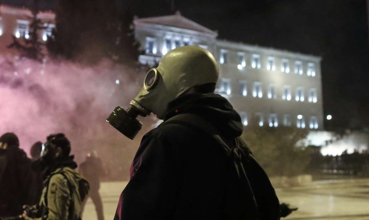 Συγκρούσεις διαδηλωτών και ΜΑΤ έξω από τη Βουλή