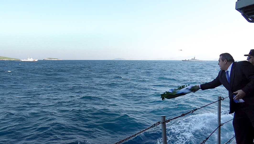 Ρίψη στεφάνου από τον Καμμένο στα Ιμια σε κλοιό τουρκικών σκαφών