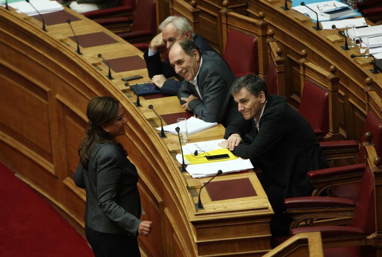 Σύγκρουση Σταθάκη – Μπακογιάννη στη Βουλή για τους πλειστηριασμούς από την Εφορία