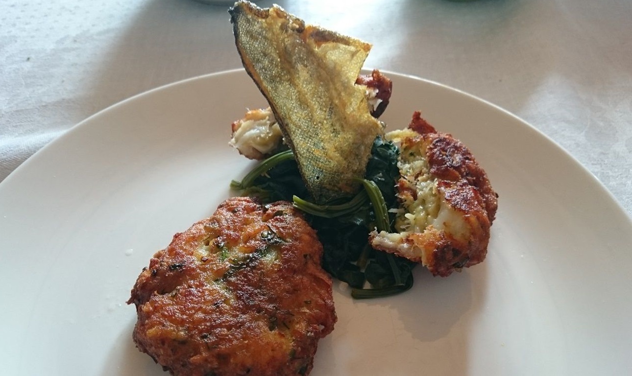 Μπακαλιαροκεφτέδες με τσιτσαρόν: χορταίνουν το πνεύμα και τη σάρκα