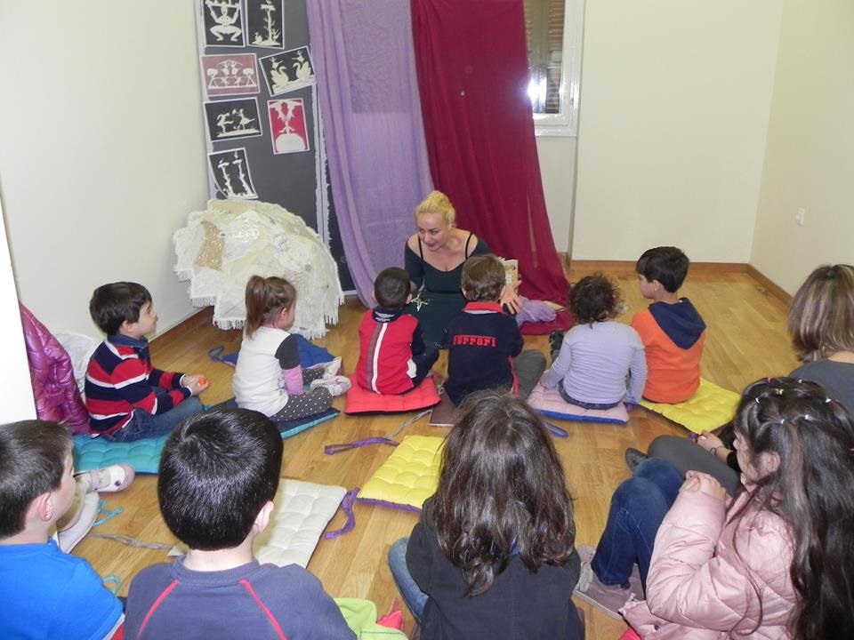 Παράσταση αφήγησης λαϊκών παραμυθιών από τη Βιβλιοθήκη ΠΙΟΠ