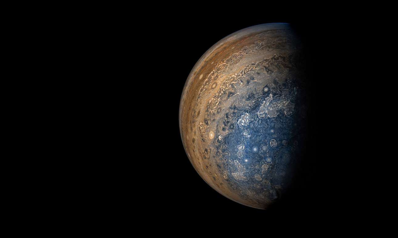 Ο Δίας από μακριά, στον όγδοη περιφορά του Juno. Οι επιστήμονες καταμετρούν μία νέα περιφορά Δία κάθε φορά που το Juno φτάνει στο πλησιέστερο σημείο του