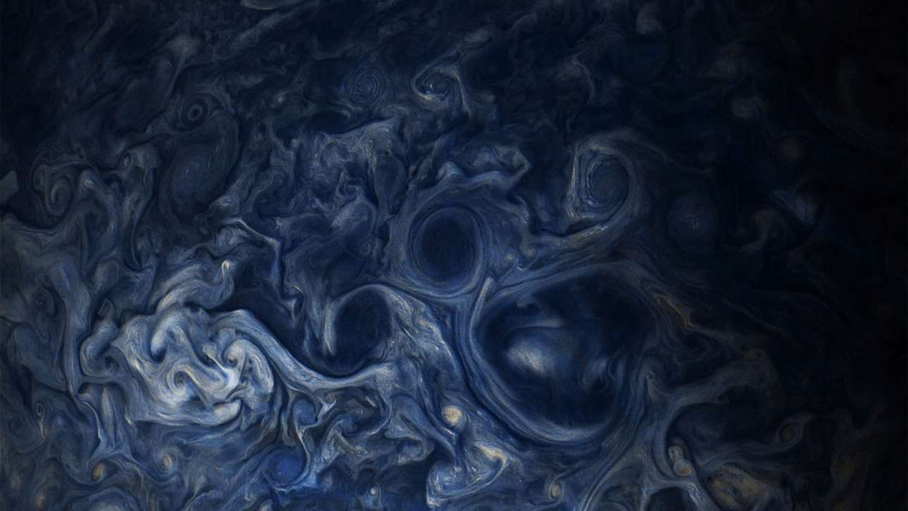 «Το διαστημικό σκάφος Juno αιχμαλώτισε την παραπάνω εικόνα μόλις 18.700 χιλιόμετρα από τις κορυφές των νεφών του Δία, περίπου όσο η απόσταση μεταξύ της Νέας Υόρκης και του Περθ της Αυστραλίας», γράφει στην επεξηγηματική λεζάντα η NASA