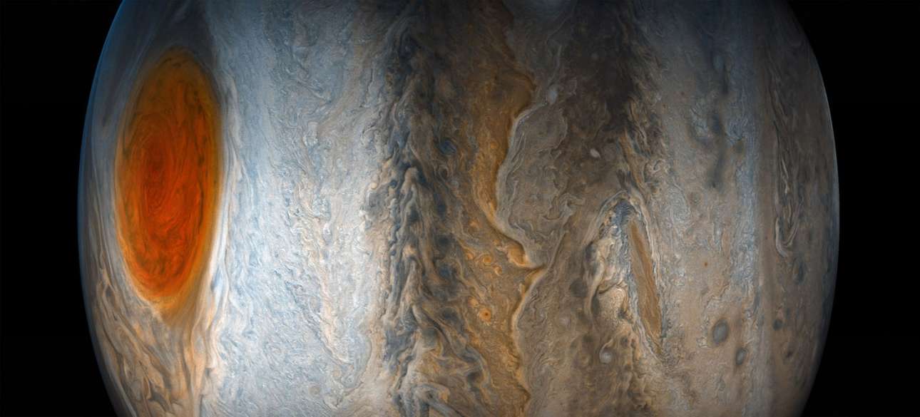 Το ταρασσόμενο Μεγάλο Κόκκινο Σημείο απομακρύνεται από τη οπτικό πεδίο του Juno και στο επίκεντρο έρχονται οι δυναμικές ζώνες της νότιας περιοχής του Δία. Ο Βορράς είναι στα αριστερά της εικόνας και ο Νότος είναι στα δεξιά. Η εικόνα τραβήχτηκε στις 10 Ιουλίου του 2017, καθώς το διαστημόπλοιο Juno πραγματοποιούσε το έβδομο ταξίδι γύρω από τον Δία και βρισκόταν σε απόσταση 16.535 χιλιόμετρα από τις κορυφές των σύννεφων του πλανήτη